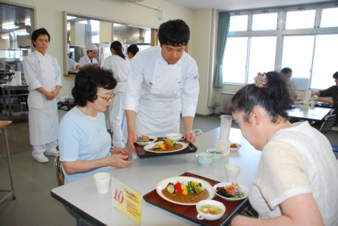 酒田調理師専門学校の学生たちが近隣住民らに、自分たちで調理したランチを提供