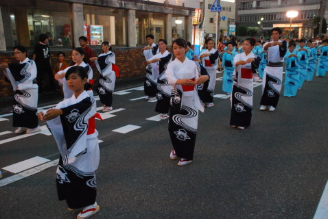 伝統の「酒田甚句」に合わせ優雅な踊りで練った甚句流しパレード