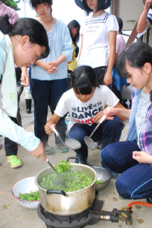 山楯団地の管理施設で枝豆をゆでる田園調布学園の生徒たち＝20日午前