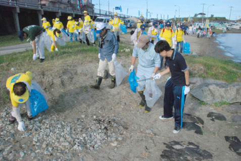 全国豊かな海づくり大会を前に、住民らが会場周辺のごみ拾いに汗を流した＝28日、鶴岡市鼠ケ関