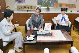 缶詰を試食する吉村知事（左）と、左から長谷川社長、藤原さん
