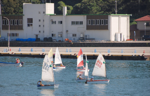 加茂小最後のヨット教室が行われ、児童たちが加茂港内で操船を学んだ