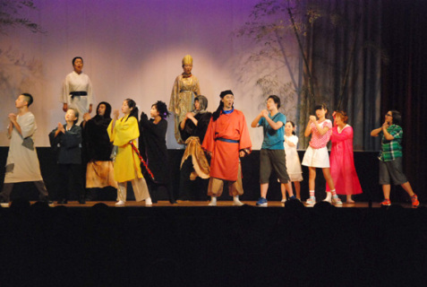出羽三山の開祖・蜂子皇子にまつわる市民参加型のミュージカル劇が披露された