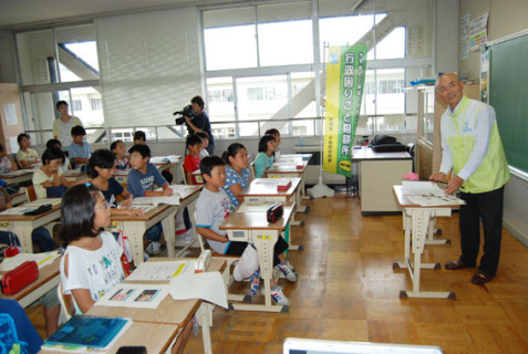 渡部さん（右端）が行政相談員の役割などについて、児童たちへ分かりやすく解説した