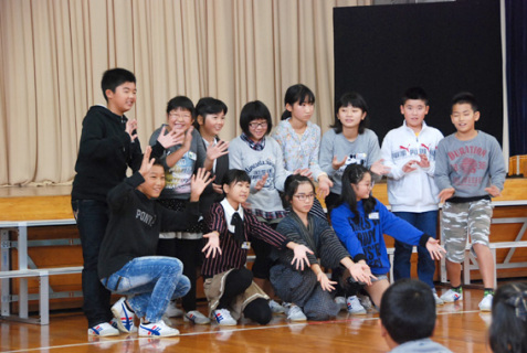 6年生全員が歌や踊りを交え、130年の歴史を劇で表現した
