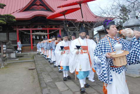 城下町・鶴岡に師走の訪れを告げる「松の勧進」が市街地で始まった
