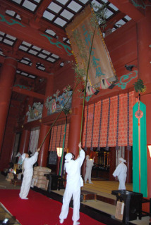 長さ約5メートルのささ竹を使って一年の汚れを落とした出羽三山神社三神合祭殿のすす払い