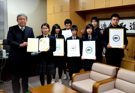 木村支店長（左）から賞状を受け取り笑顔の光陵高ＣＳＲ研究チームのメンバーたち