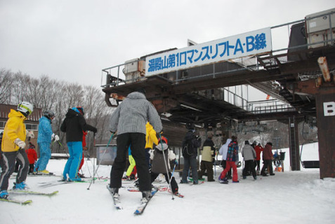 正月三が日で混雑する湯殿山スキー場のリフト乗り場＝3日午前
