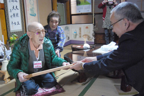 「衣食住が大切」と話す小林さん（左）に榎本市長が長寿の賀詞を贈った＝5日