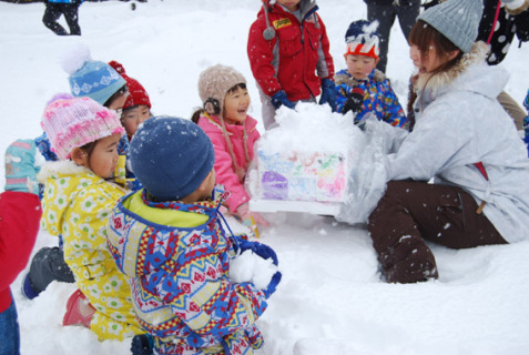 鹿児島のお友達に送る雪を思いを込めて詰める大宝幼稚園の園児たち