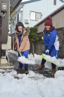 鶴岡南高校の生徒たちが除雪ボランティアを繰り広げた