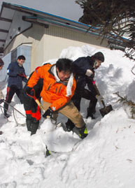 除雪ボランティアたちが雪を懸命にかき出した