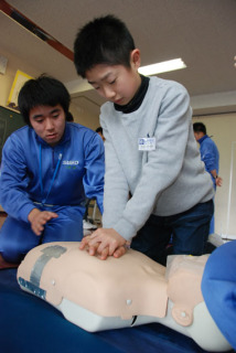 加茂水産高の生徒から救急法を学ぶ加茂小の児童