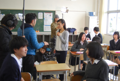 鶴岡南高山添校の教室を舞台に撮影を繰り広げた。演技の打ち合わせをする主演女優の太田さん（中央）と橋本監督
