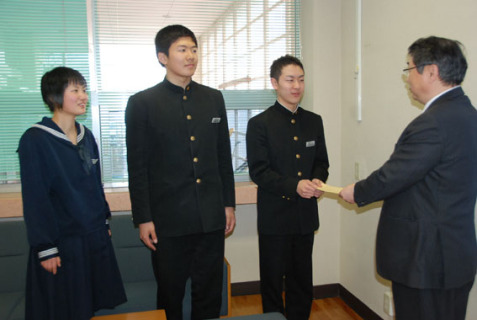 生徒会長の上野君（右から2人目）が齋藤センター長に寄付金を手渡した