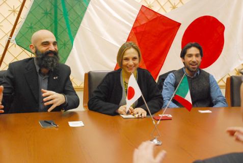 酒田市役所を表敬訪問し丸山市長らと懇談した（左から）レンディナさん、ヤコヴェッリさん、コバヤシさん＝17日午後