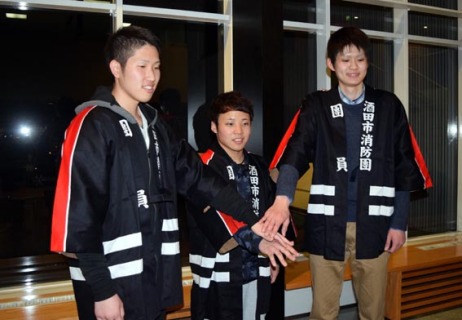 学生消防団の「1期生」となった（左から）原田さん、田宮さん、畠山さん