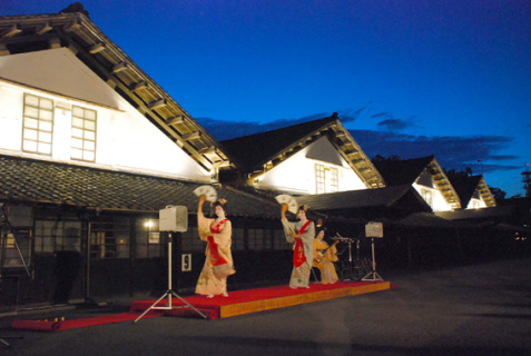照明普及賞の受賞が決まった酒田市の山居倉庫のライトアップ＝昨年7月の点灯式