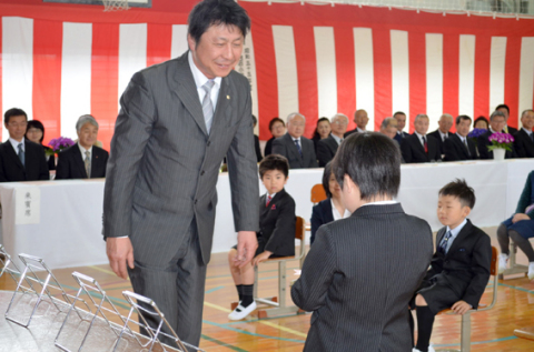 藤島ＬＣを代表して堀口さんが長沼小学校の新入学児に防犯ベルを贈った＝7日、長沼小