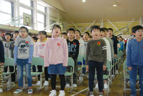 大山と加茂の自然や歴史が盛り込まれた新校歌を歌い上げる児童たち