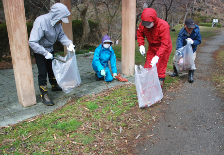 シルバー人材センターの会員たちが大山公園の清掃活動を繰り広げた