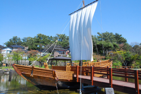 酒田市の構成文化財の一つである日和山公園。北前船（弁財船）の２分の１サイズの復元船が常設展示され、往時の繁栄を伝えている