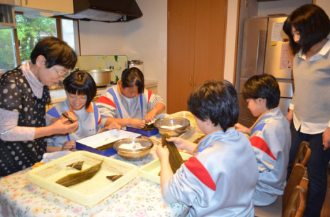 仙台市の中学生が庄内町と戸沢村で農家体験。写真は庄内町での笹巻き作り