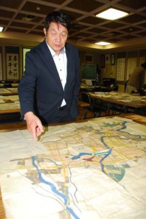 南洲会館で、自身が集めた江戸期の庄内地方の絵図を解説する杉原さん