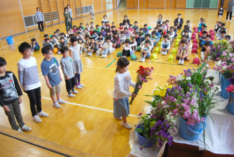 幼い命が犠牲となった新潟地震を追悼し、児童が花をささげた
