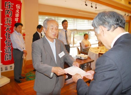 石塚会長（右）から「伝道師リーダー」に任命書が渡された