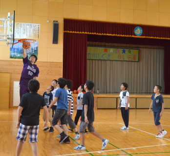 児童たちが伊澤選手とミニゲームに挑戦した