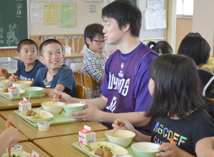 児童たちが伊澤選手と交流し食の大切さを学んだ