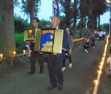 御逮夜祭で加藤家父子両公の尊像とともに行列が天澤寺参道を歩いた＝22日