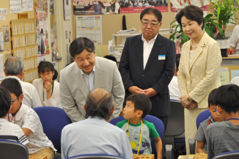 皇太子さまが本県を３年ぶりに訪問され、将棋で対局する子どもやお年寄りたちへ丁寧に声を掛けられた＝28日、天童市将棋資料館