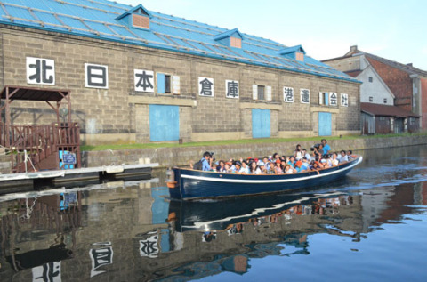 小樽運河クルーズを楽しむ子どもたち。３日間の学習を通して北前船の各寄港地代表が交流を深めた