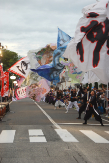 東北・北海道の「勇姿会」のメンバーをゲストに迎えて行われた旗振りの圧巻のパフォーマンス