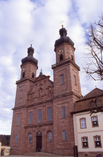 ザンクト・ペーター村のシンボルでもある教会（修道院）。年に数回、クラシックコンサートなども開催されます