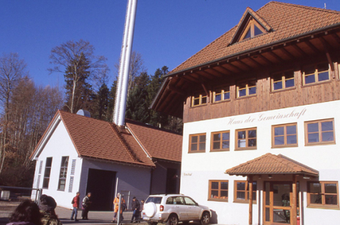 村の公民館の隣に建てられたバイオマスセンター（左側の建物）。木材チップとペレットの燃焼・発電（コジェネ）装置が設置されています（いずれも2016年12月1日筆者撮影）