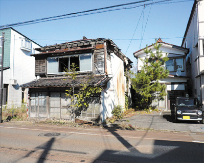 市が無償譲渡を受けた本町三丁目の解体前の空き家