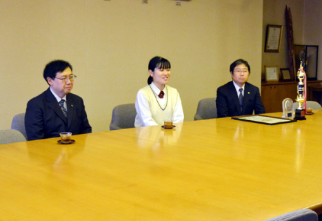 庄司部長（右から2人目）らが榎本市長を表敬訪問した