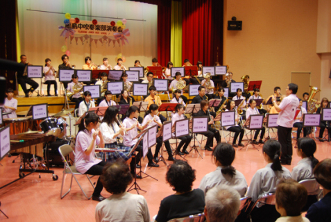地元の愛好者らも加わり、大編成で迫力ある吹奏楽のハーモニーを響かせた藤島中吹奏楽部演奏会