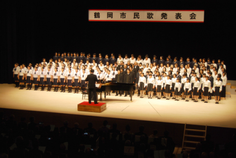新しい鶴岡市民歌が高校生らの演奏で披露された