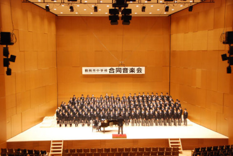 荘銀タクト鶴岡の舞台に初めて音響反射板を設置して行われた中学校合同音楽会