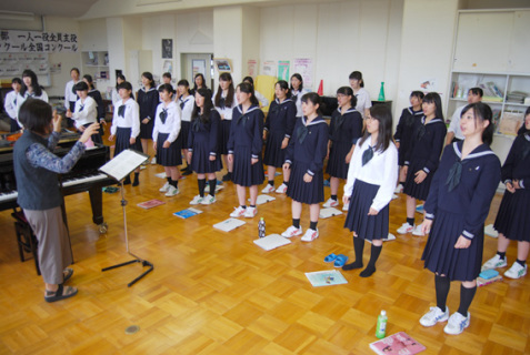 全日本合唱コンクールなど全国大会への“ダブル出場”を決め、今月の本番に向けて練習に励む鶴北高音楽部のメンバー