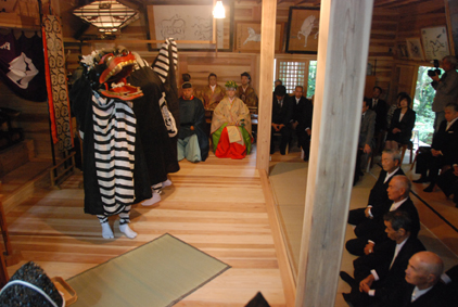 荒倉神社で行われた創祀1300年式年大祭の祭典。同神社の伝統芸能・荒倉獅子舞を奉納した