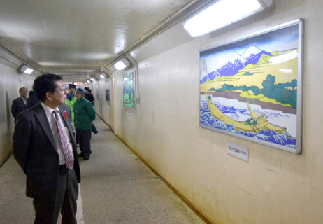 酒田飽海の生徒たちが描いた作品が並ぶ「地下道アートギャラリー」