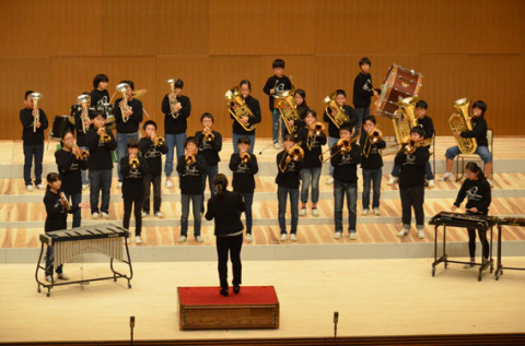 鶴岡市内の小学生が合唱や合奏を披露した