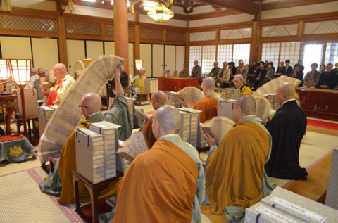 僧侶たちが経を読み上げ参列者らの除災招福などを祈願した