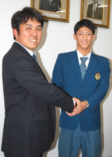 小泉監督と握手する喜びの田中投手（右）